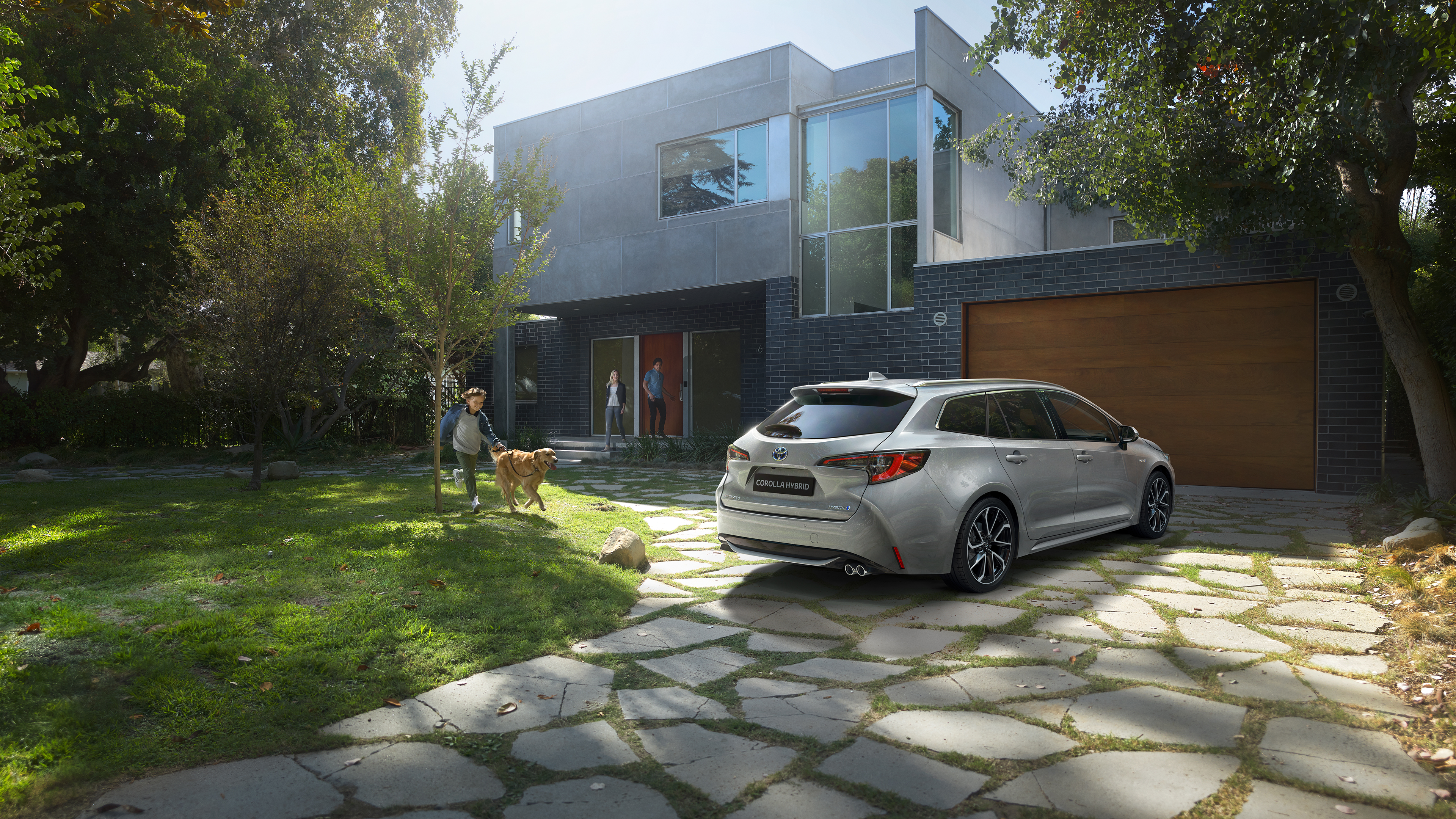 Toyota Avensis vor einem Haus