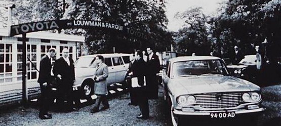 1964: Die Anfänge des Vertriebs in Europa: Die niederländische Firma Louwman & Paraqui bringt Papagien im Zoo den Slogan bei zu sagen: „Kauf Dir einen Toyota!“.