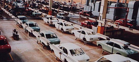 1971: Die Fahrzeugmontage startet in Portugal (bei der Salvador Caetano I.M.V.T., S.A.) 