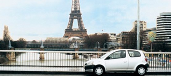 Das raffinierte Design des Yaris harmoniert perfekt mit dem Flair der Straßen von Paris  und ist in Europa äußerst populär.