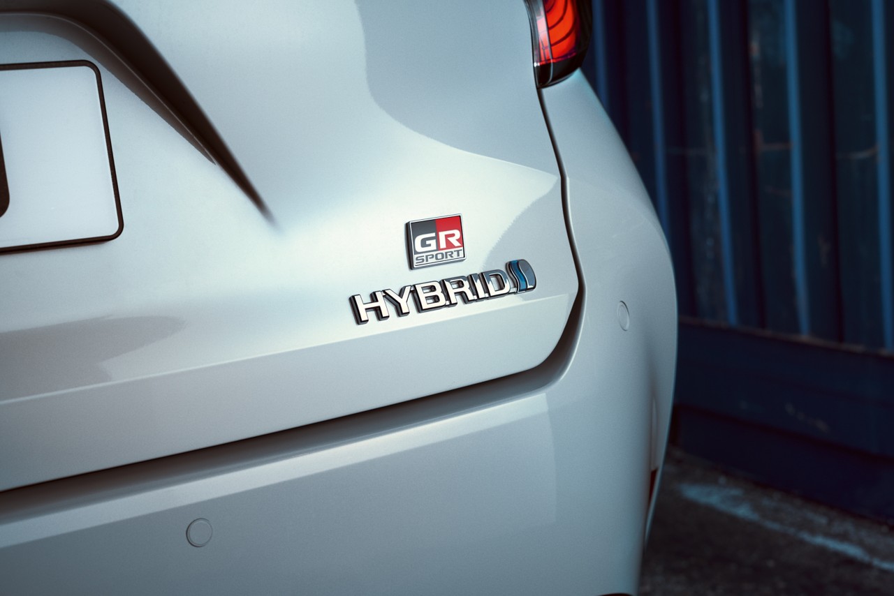 Detailansicht auf das Heck eines GR Sportmodells, das GR Sport Logo und das Hybrid Emblem.