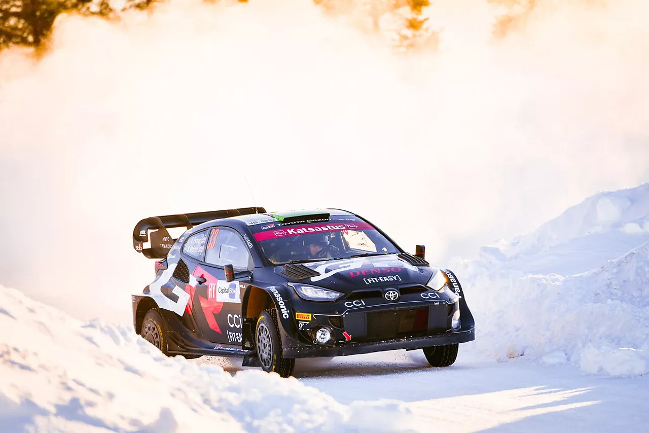 Toyota GR Yaris Rally1 auf der beschneiten Rennstrecke