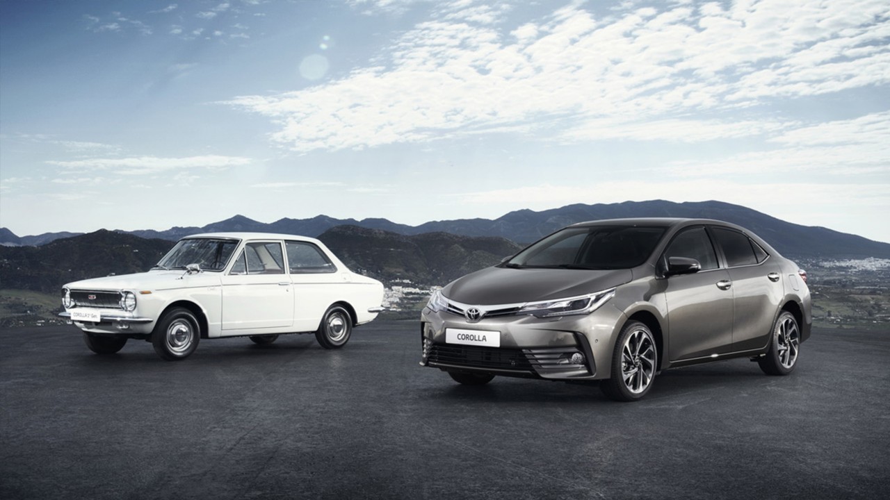 Ein Toyota Corolla 1211 Coupé und ein neuer Toyota Corolla nebeneinander