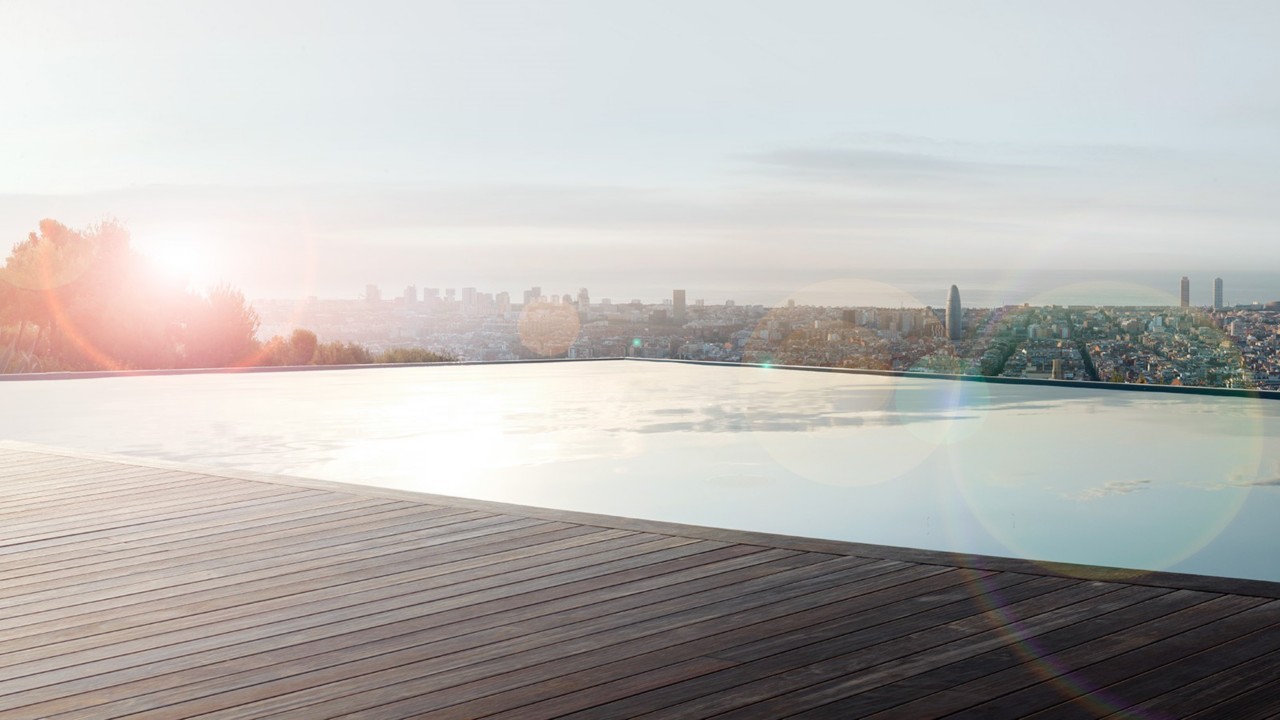 Dachpool bei Sonnenuntergang, Metropole im Hintergrund