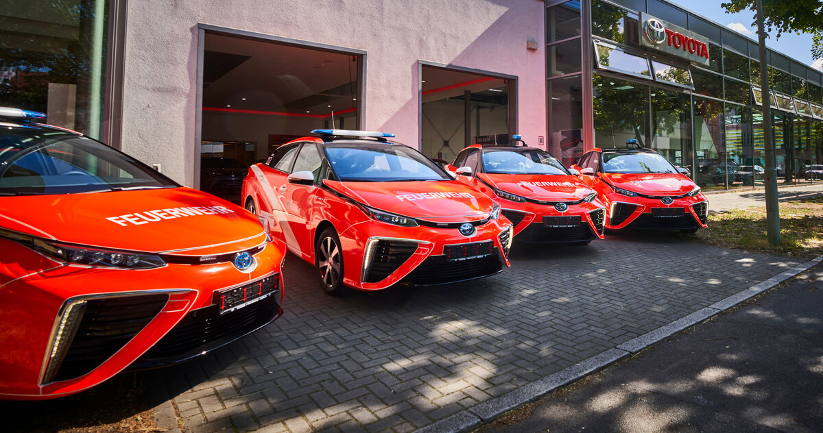 Vier rote Toyota Mirai der Berliner Feuerwehr