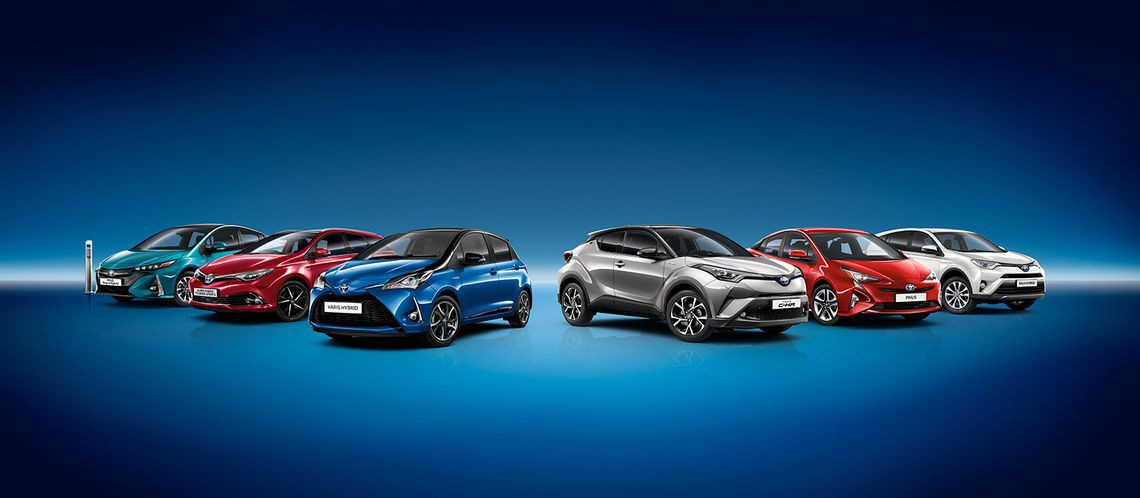 Sechs Toyota Hybrid-Autos nebeneinander