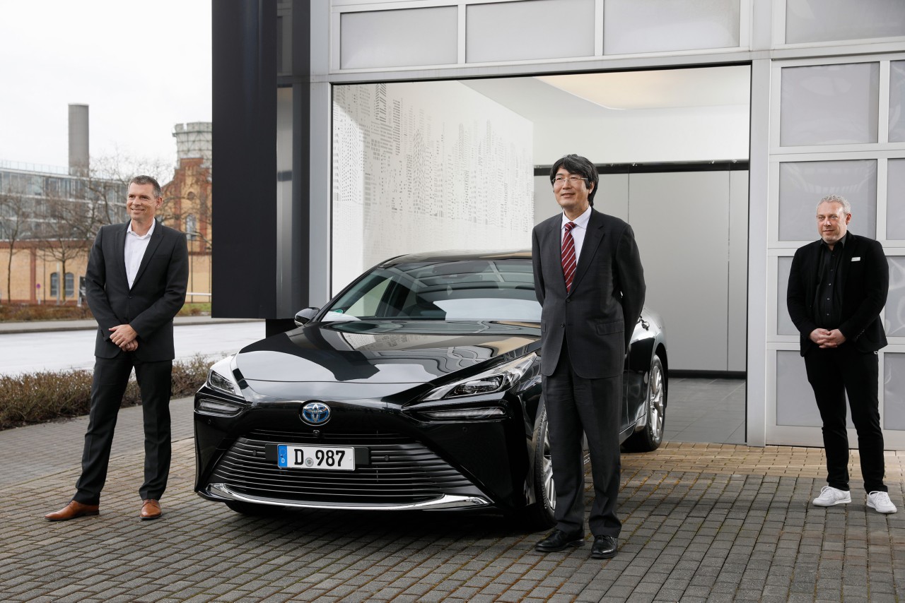 Generalkonsul Kiminori Iwama vor seinem Toyota Mirai