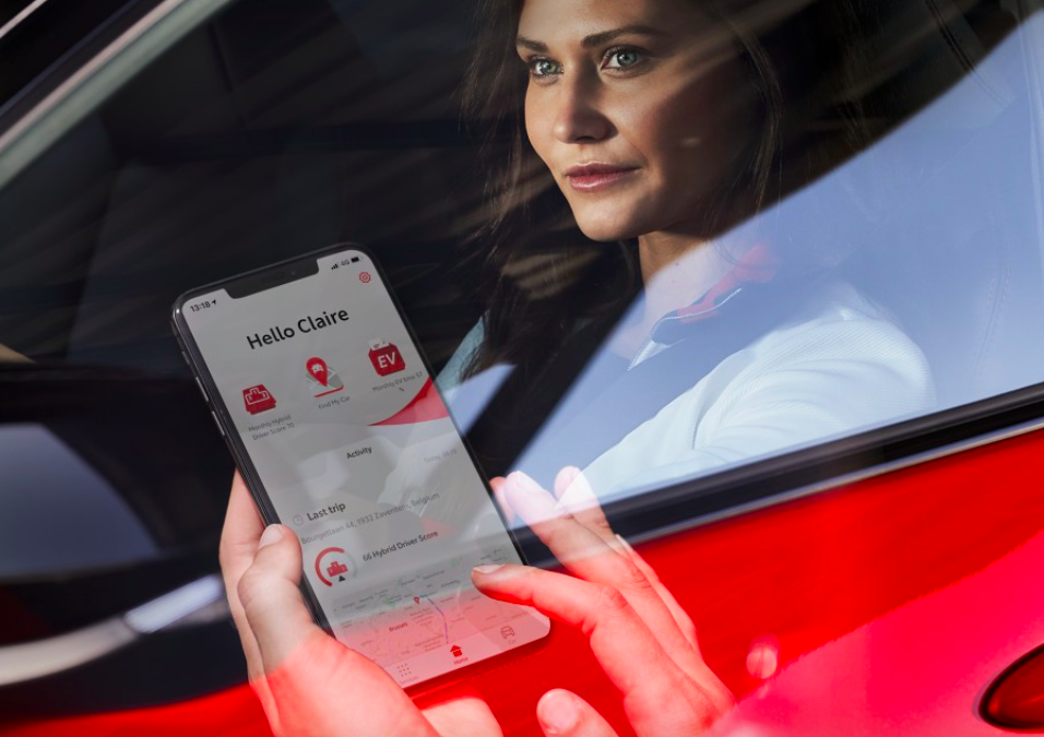 Hand bedient Smartphone mit Pannenapp - Frau sitzt im Auto