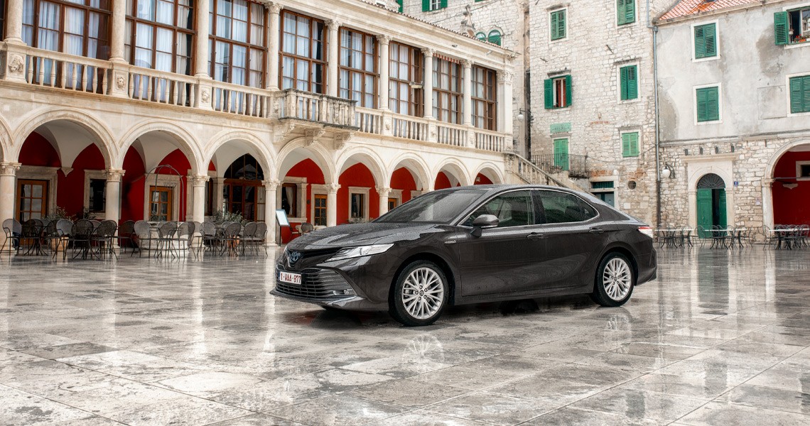 Dunkler Toyota Camry auf einem großen Platz