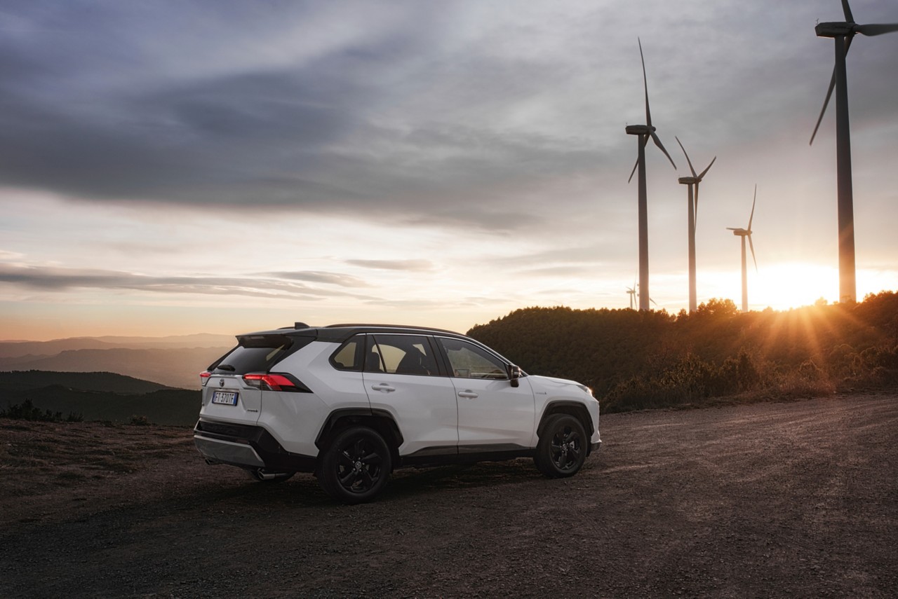 Toyota RAV4 SUV, im Hintergrund Windräder und Landschaft