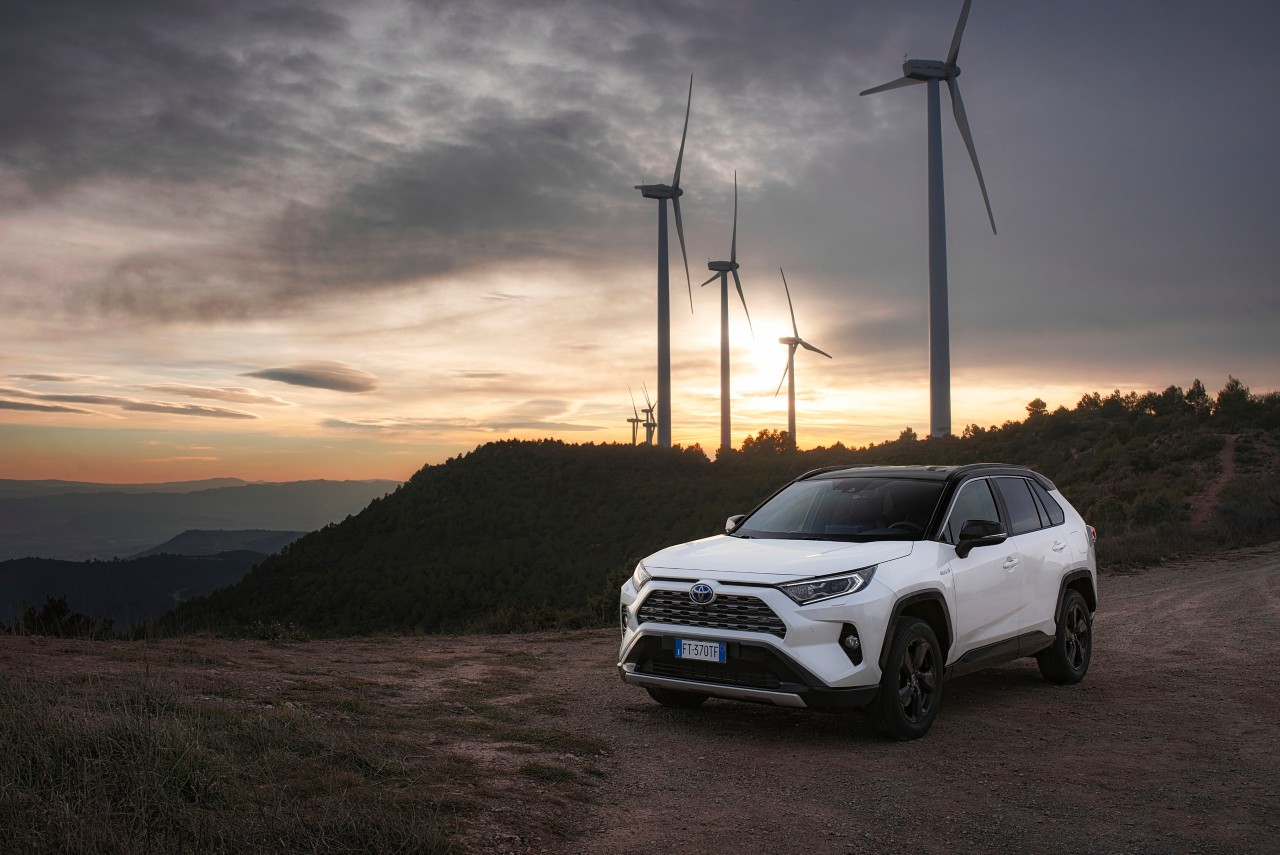 Toyota RAV4 vor Windkraftanlagen 