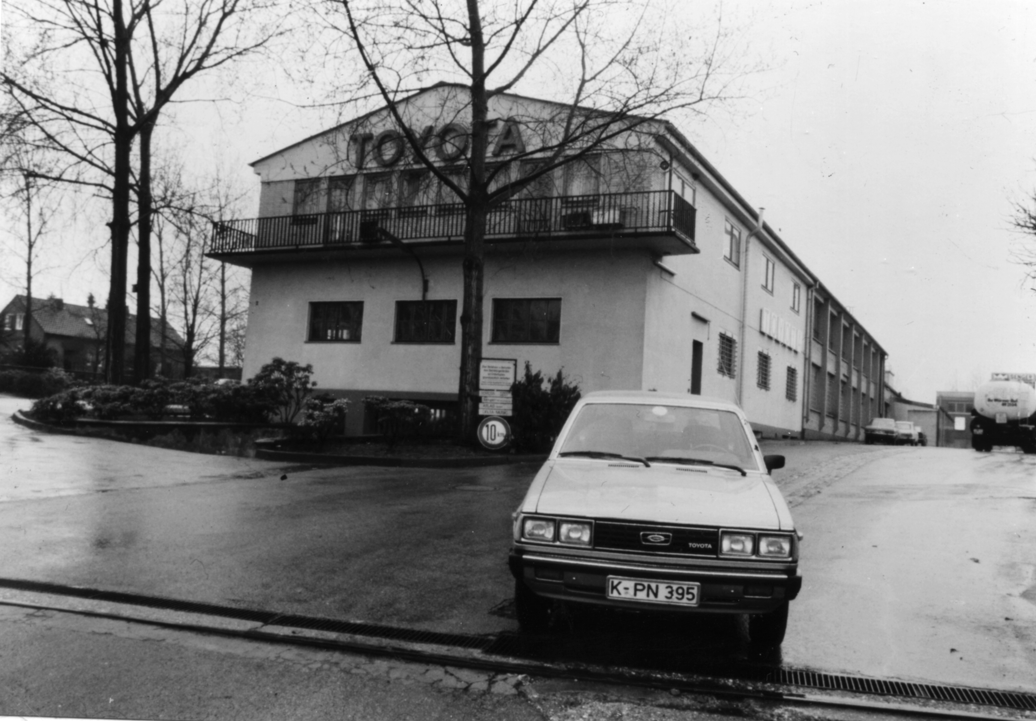 Toyota Deutschland Zentrale in Köln 1973, davor steht ein Toyota Corolla 1211 Coupé