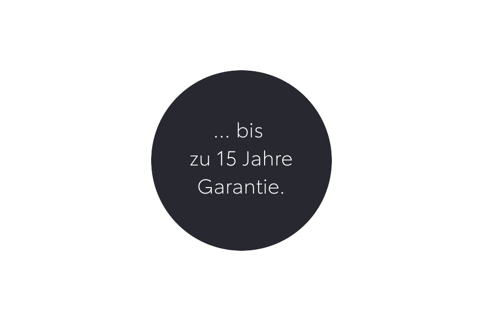 "bis zu 15 Jahre Garantie." - Ein rundes Abzeichen, das auf ein Garantieangebot hinweist.