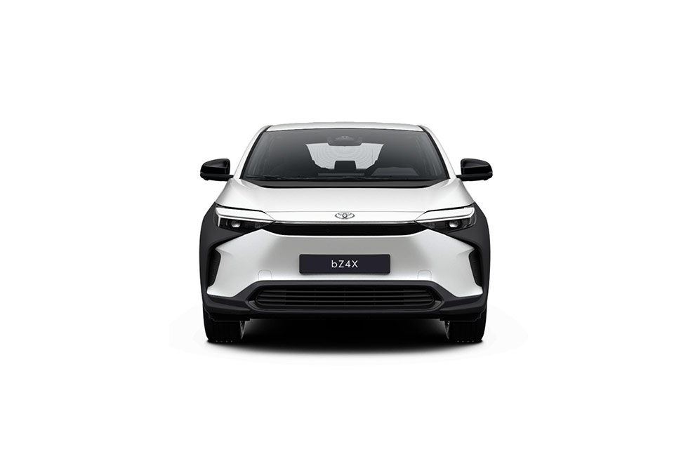 Frontansicht eines Toyota bZ4X-Elektrofahrzeugs, das eine weiße Oberseite und eine schwarze Unterseite hat