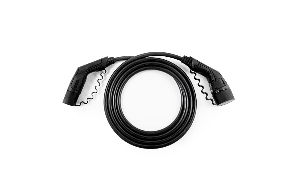 Ein aufgerolltes schwarzes Ladekabel mit zwei Steckern an jedem Ende, das zum Laden von Elektrofahrzeugen bestimmt ist