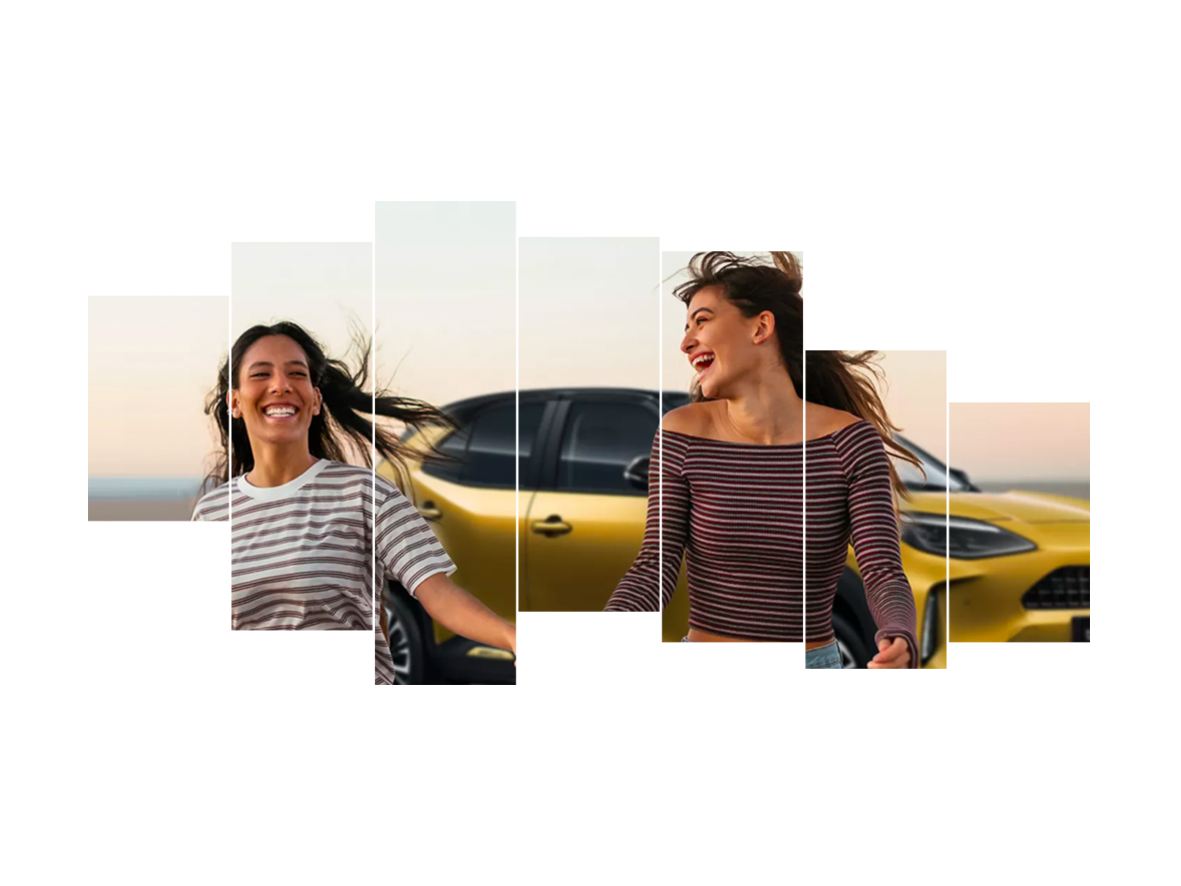 Zwei Frauen lächelnd vor einem Toyota