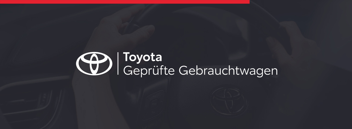 Frau beim Tragen eines Blumentopfes neben einem Toyota Corolla mit geöffnetem Kofferraum