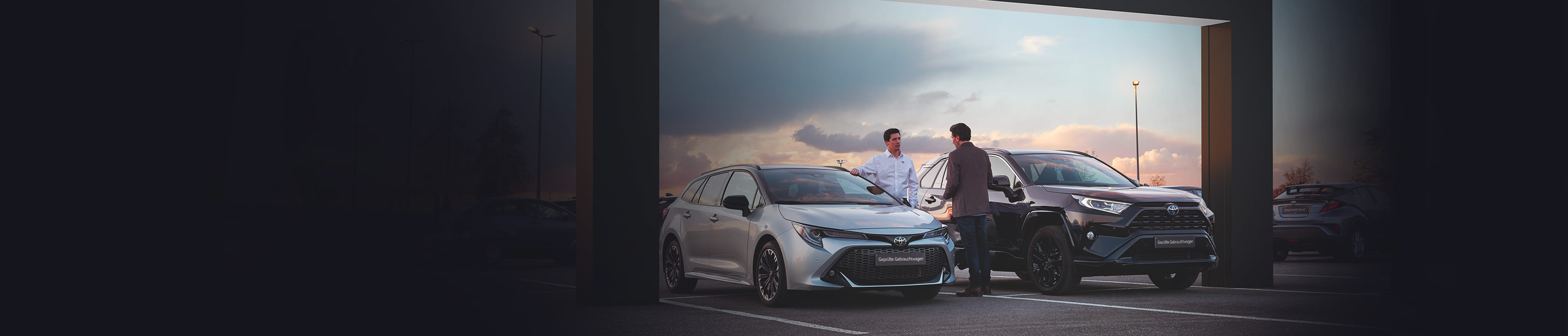 Mann mit rotem Cardigan läuft am neuen Toyota C-HR entlang