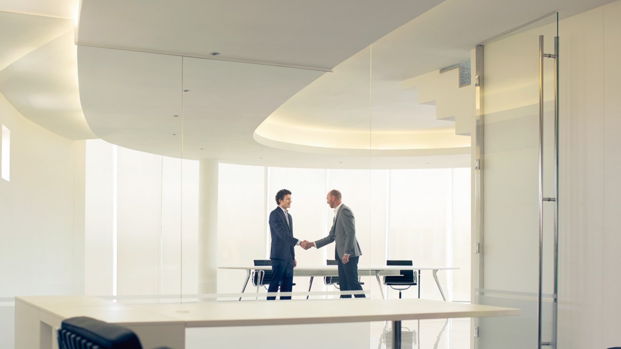 Geschäftspartner beim Handschlag im Büro