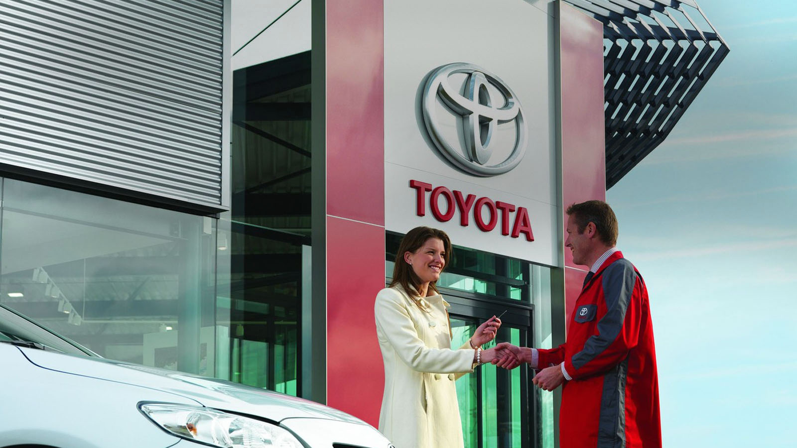 Mann und Frau vor Toyota Geschäft