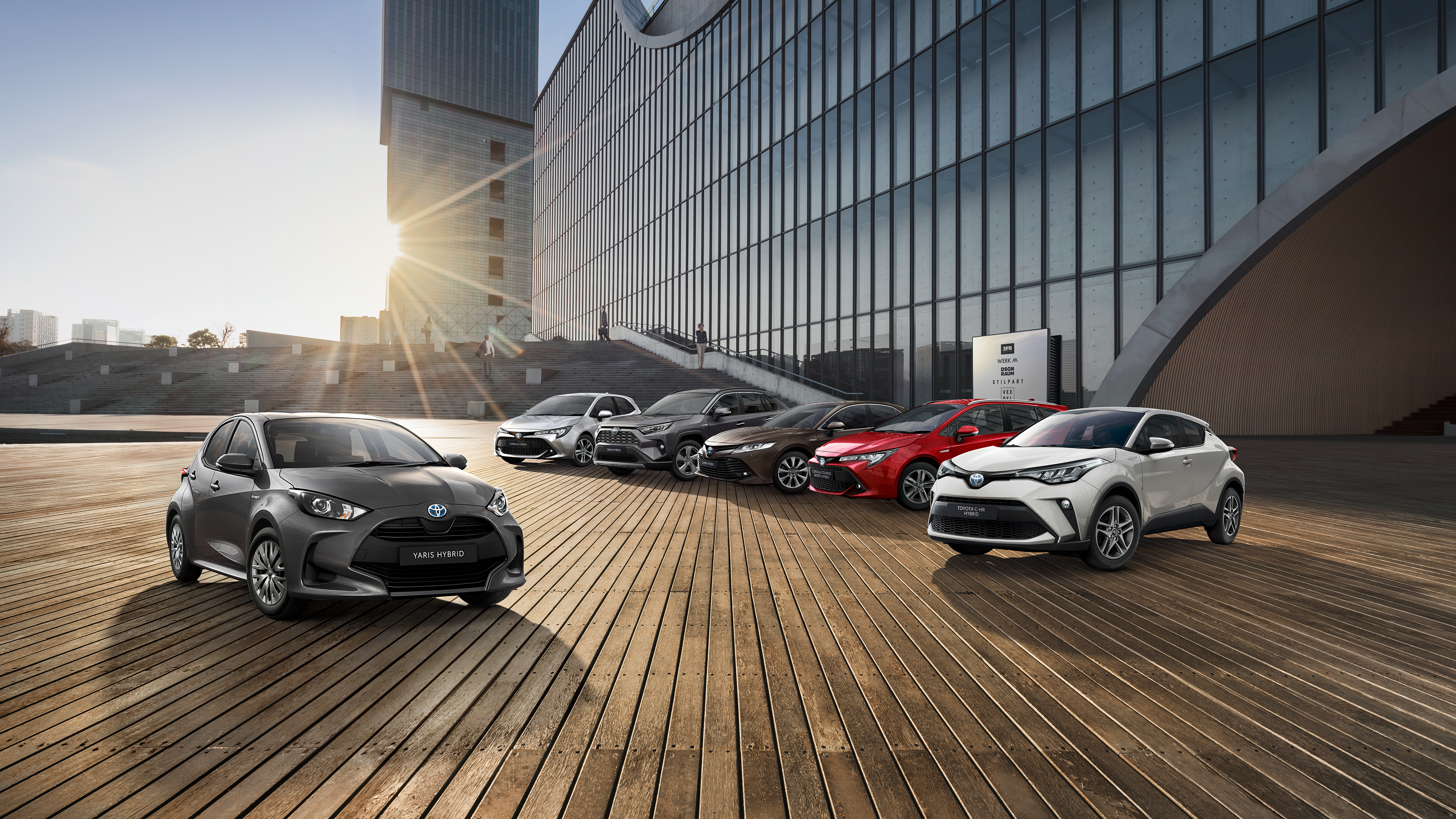 6 Toyota Fahrzeuge im Sonnenlicht
