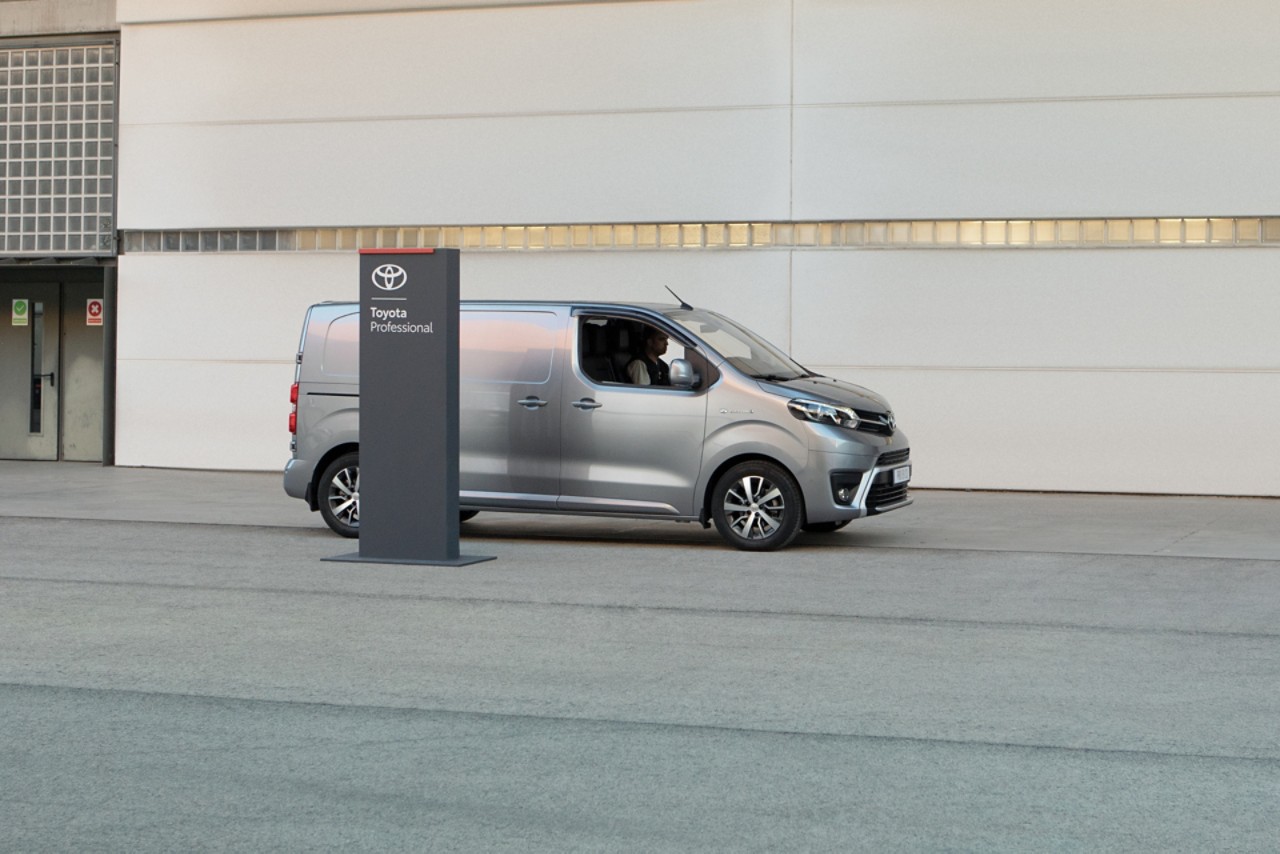 Ein Toyota Proace steht vor einem Toyota Schild