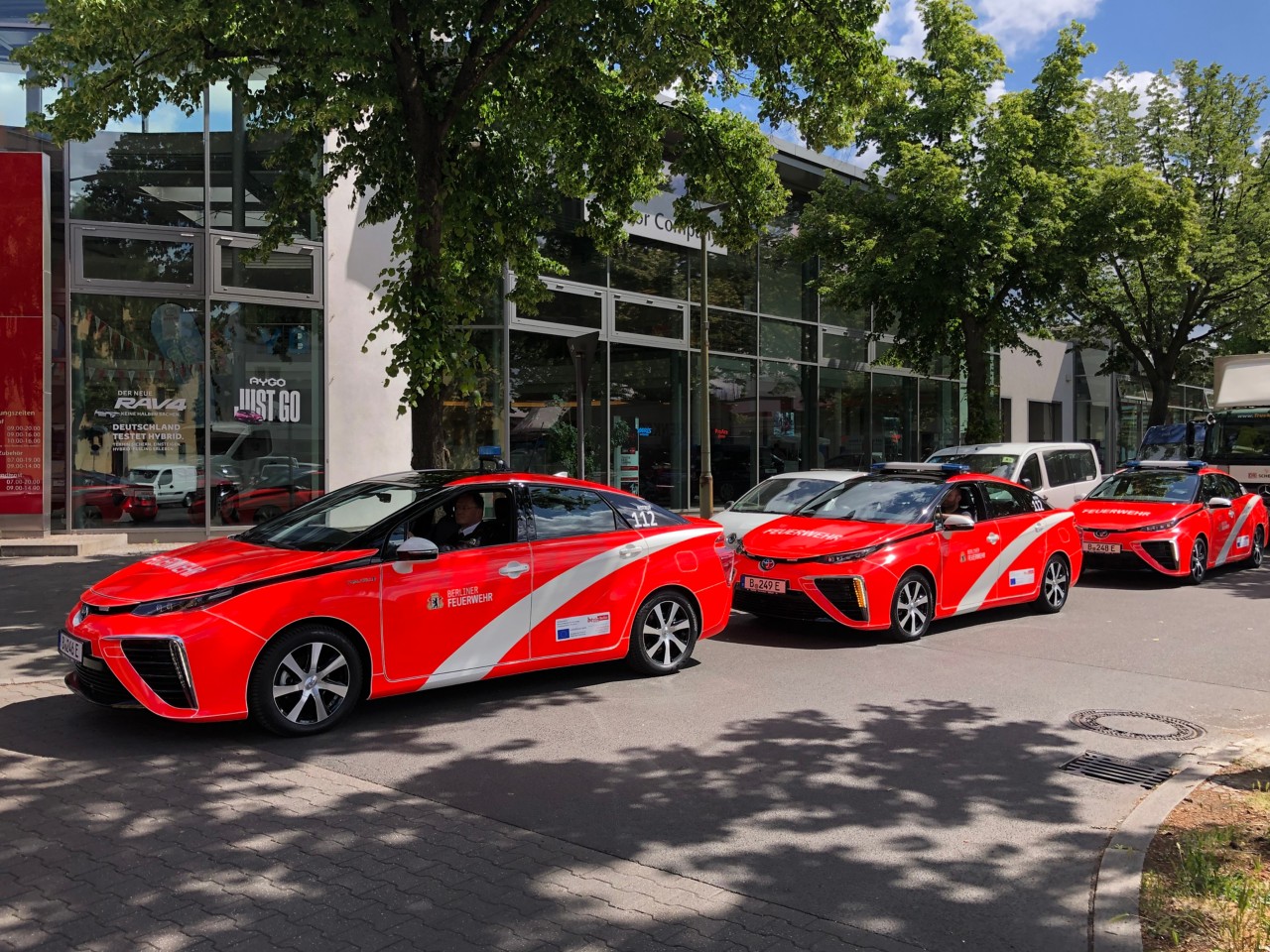 Drei Toyota Prius Feuerwehrwagen