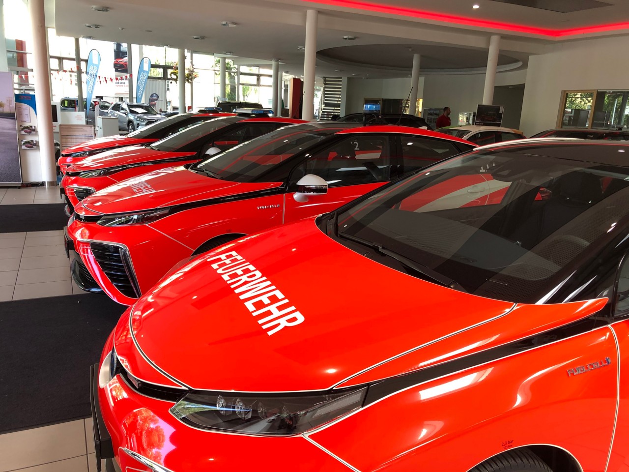 Vier Toyota Prius Feuerwehrwagen aufgereiht