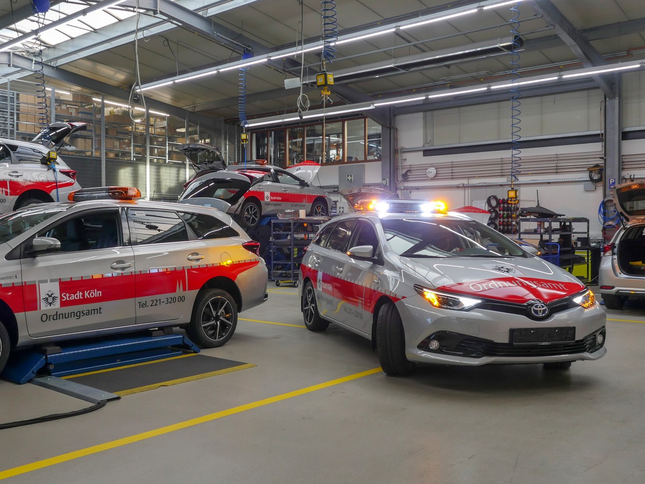 Mehrere Toyota Prius Touring Sports des Ordnungsamtes Köln in der Werkstatt