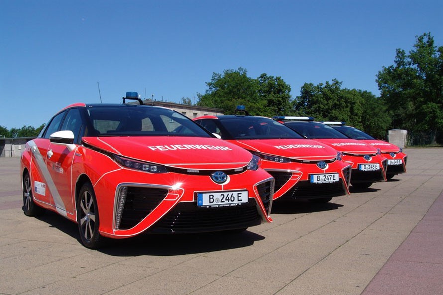 Vier Toyota Prius Feuerwehrwagen aufgereiht im Freien