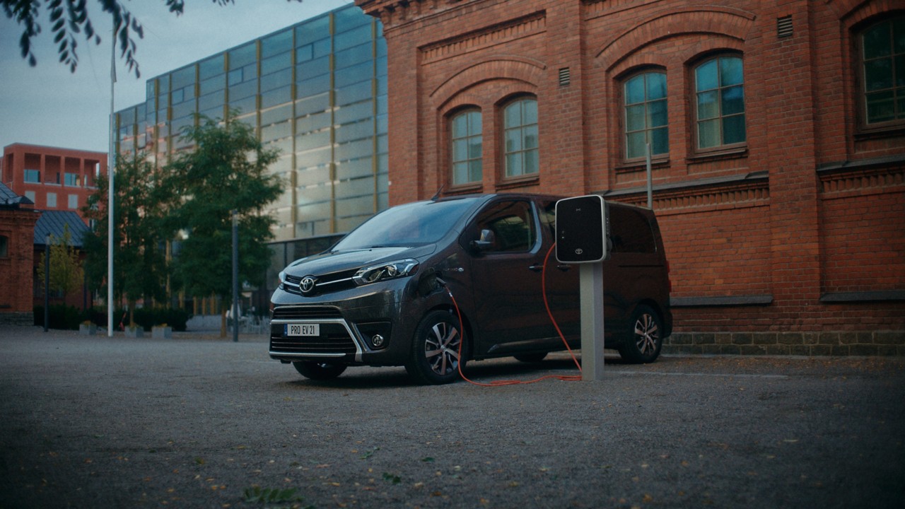 Toyota Proace Verso Electric beim Aufladen 