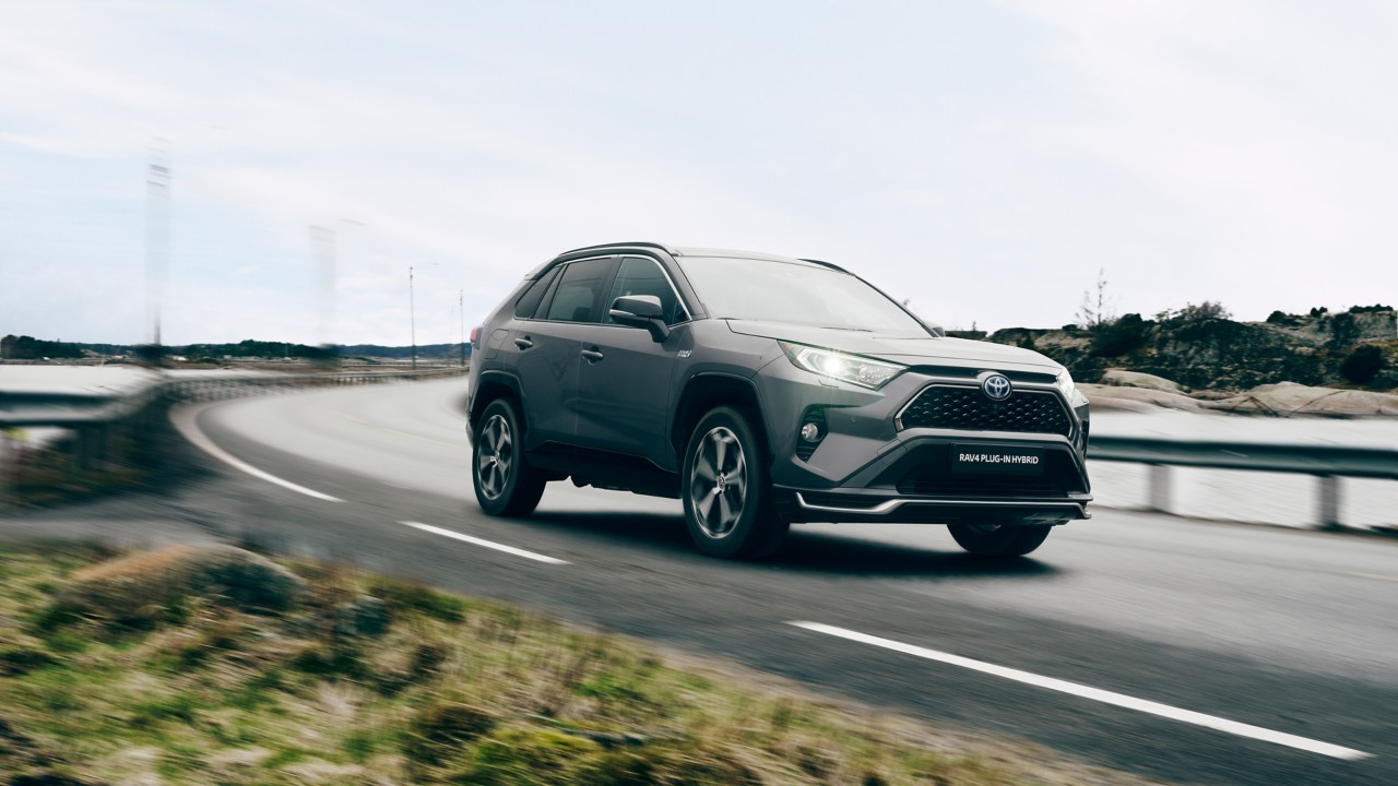 Ein Toyota RAV4 bei der Fahrt