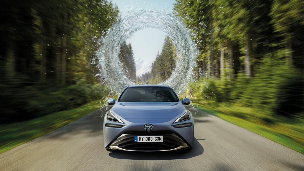 Ein Toyota Mirai vor einem Wasserring