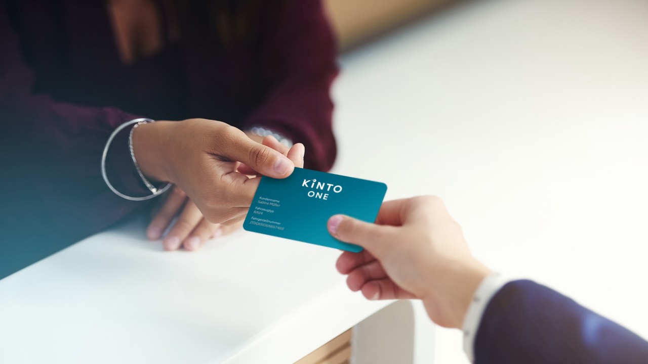 Zwei Hände mit Kinto-One Visitenkarte