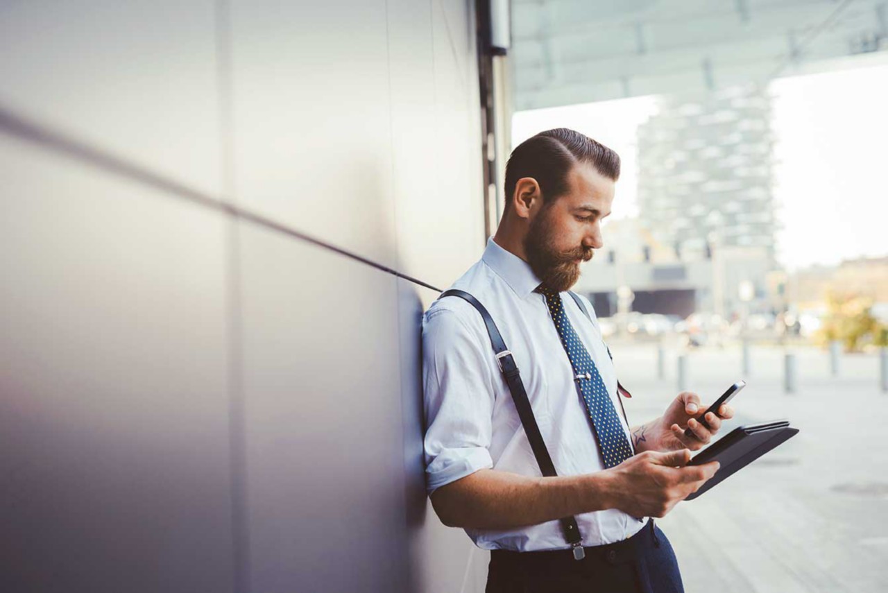 Mann mit Tablet in der Hand