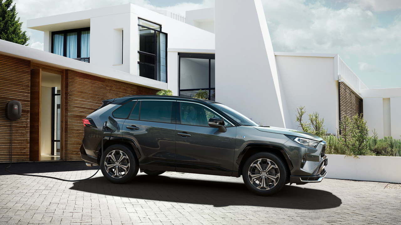Parkender Toyota RAV4 Seitenansicht