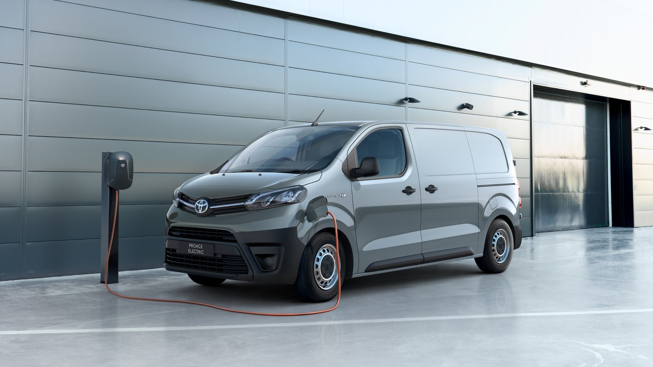 Ein grauer Proace Electric steht geparkt an einer Ladestation