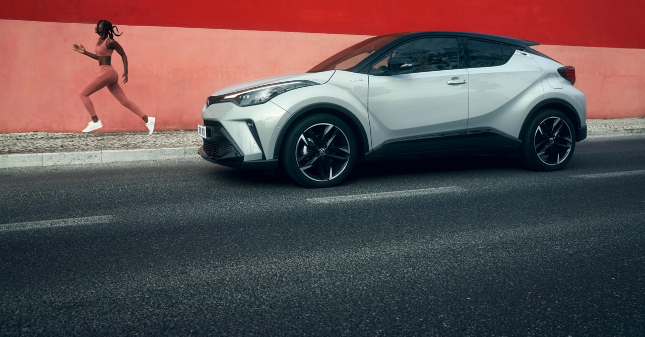 Junge Toyota Mitarbeiter machen ein Selfie