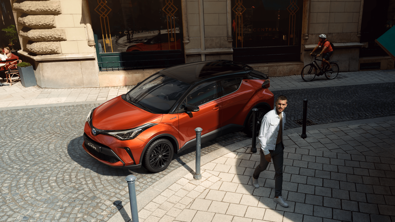 Toyota C-HR in der Innenstadt