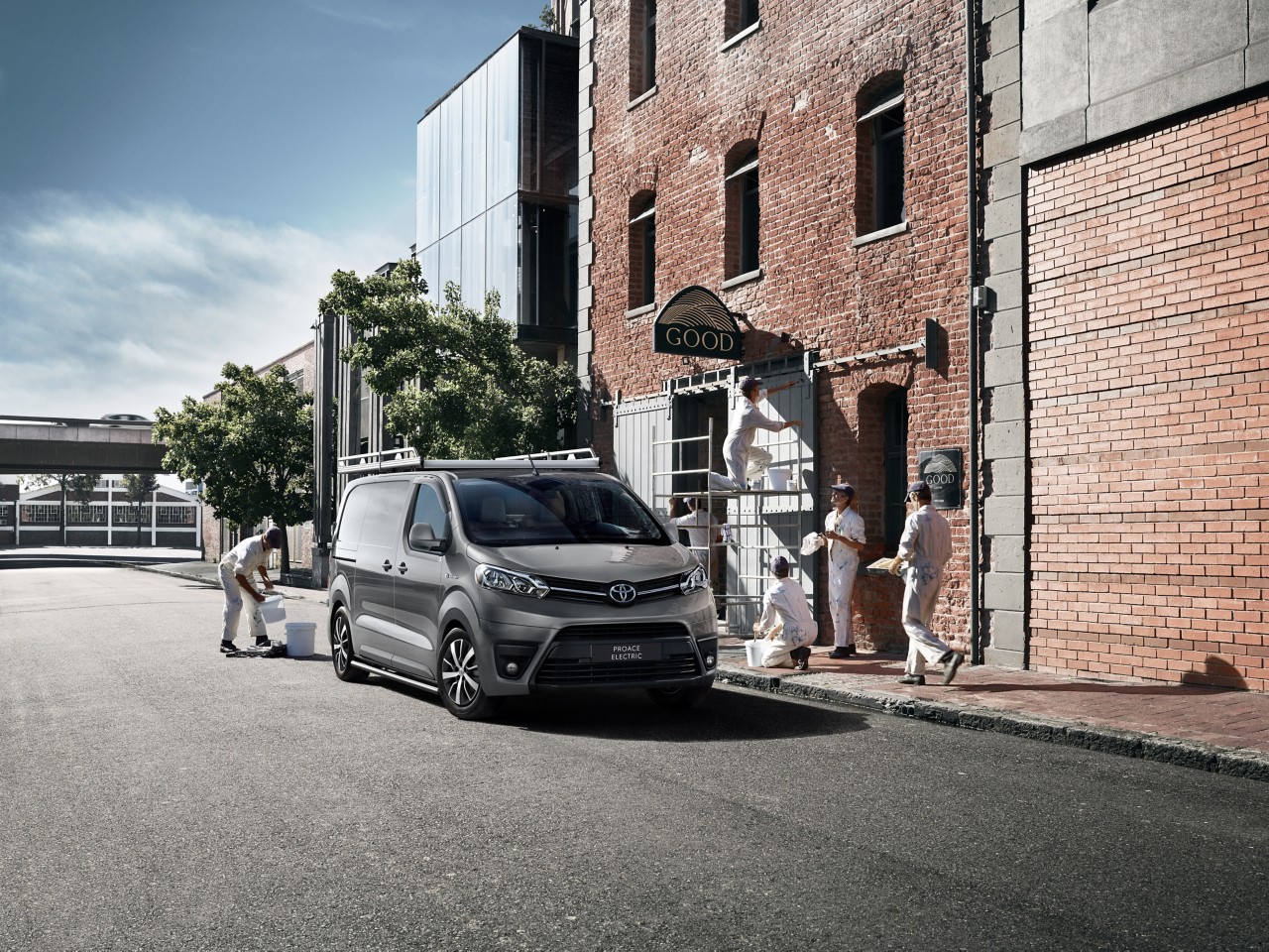 Toyota Proace  wird von Malermeistern beladen