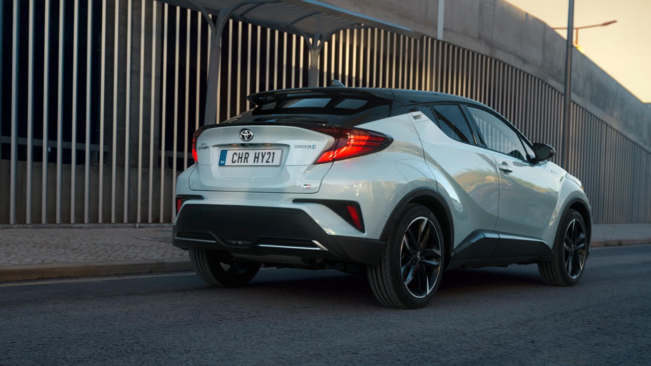 Weißer C-HR von hinten