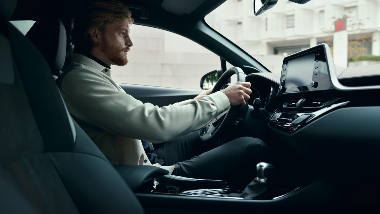 Ein Mann sitzt in einem Toyota C-HR