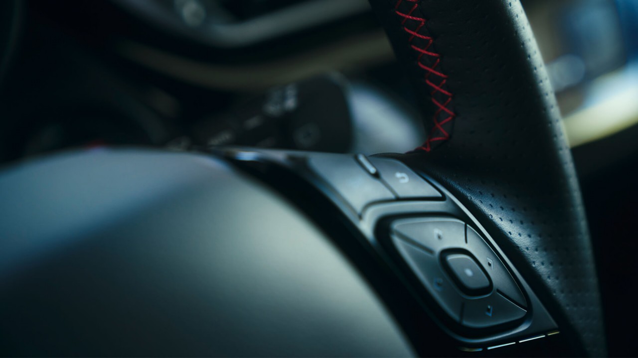 Bedienelemente eines Lenkrads in einem Toyota C-HR