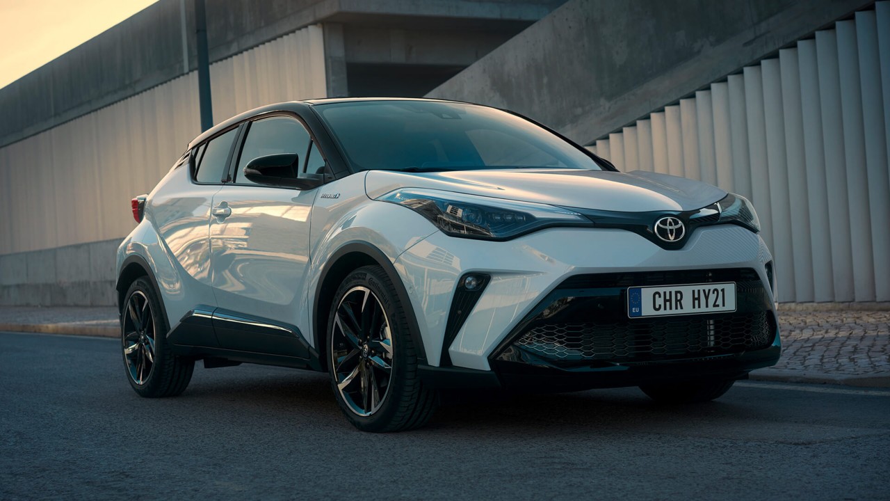Toyota C-HR fährt eine Straße entlang