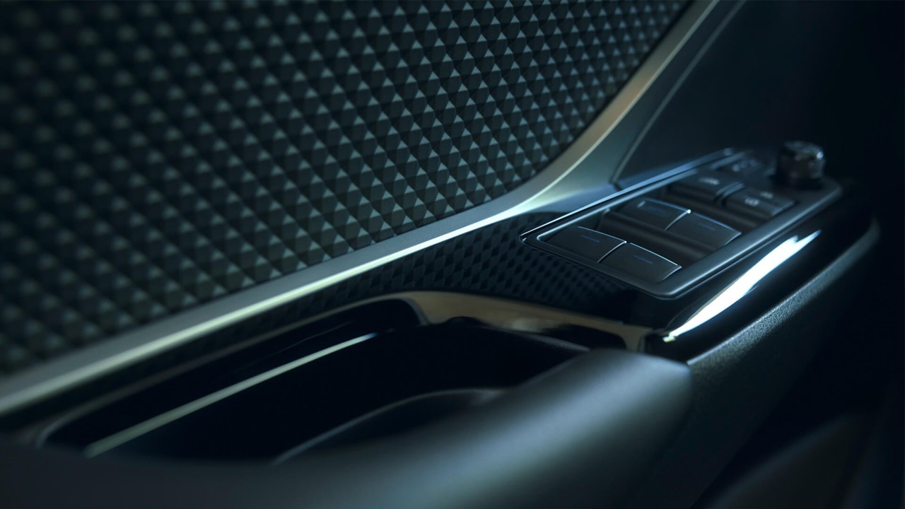 Bedienelemente an einer Tür eines Toyota C-HR