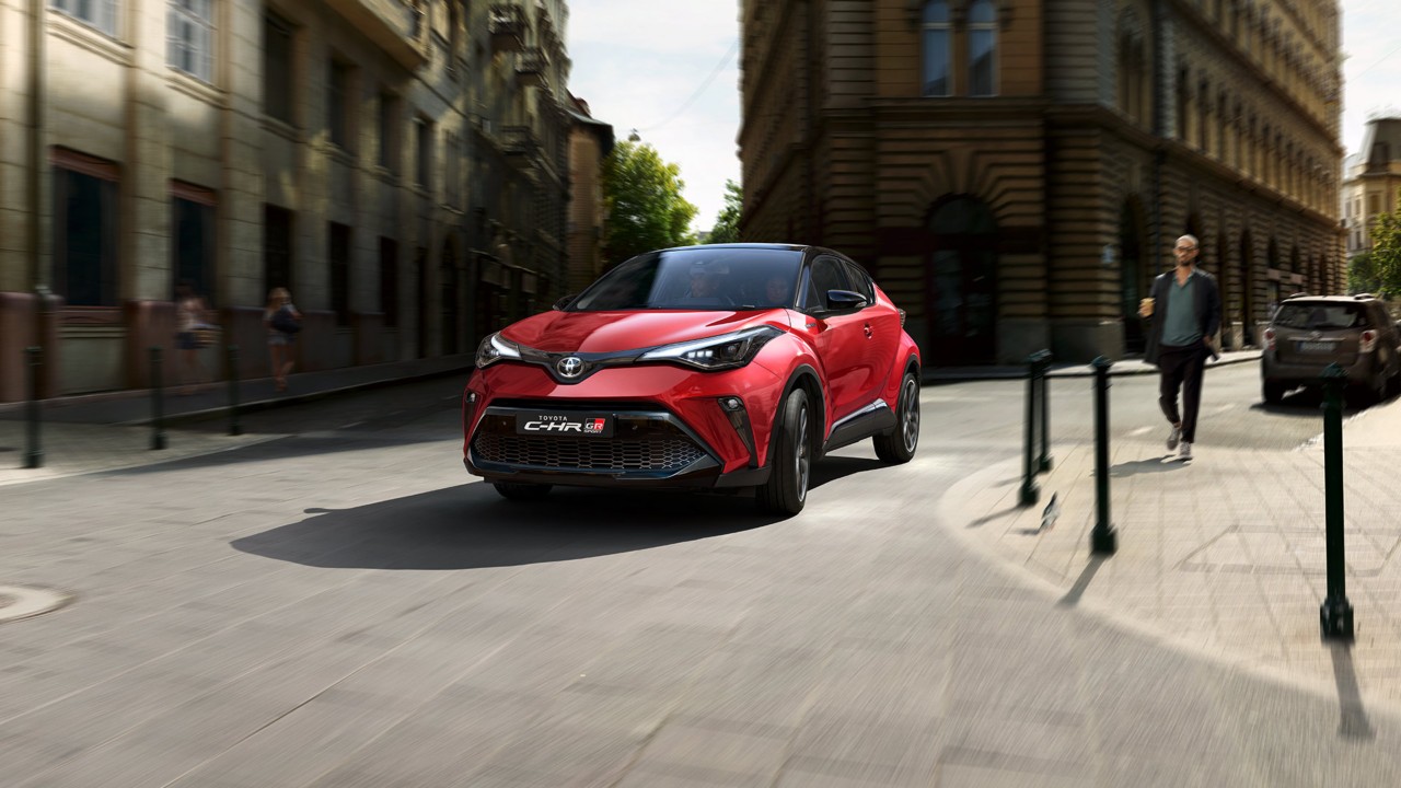Toyota C-HR biegt in der Stadt um die Kurve