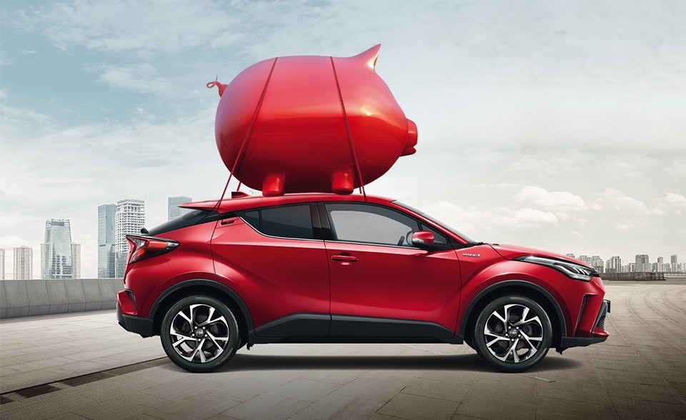 C-HR mit Sparschwein auf dem Dach