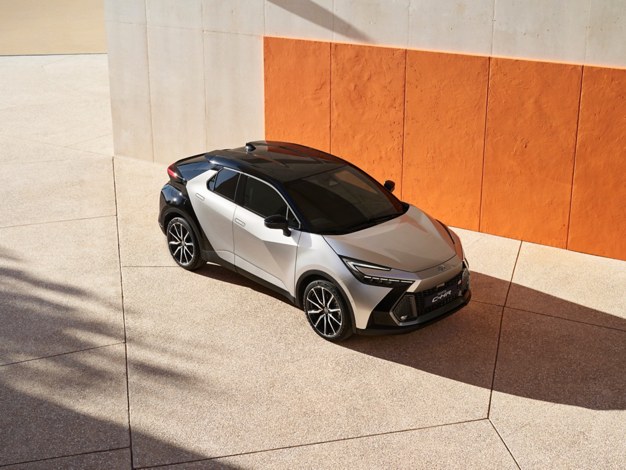 Crossover SUV vor einer Wand