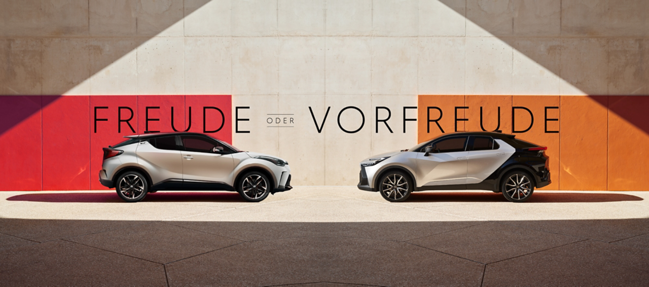 Zwei Toyota CH-R mit "Freude oder Vorfreude"-Schriftzug