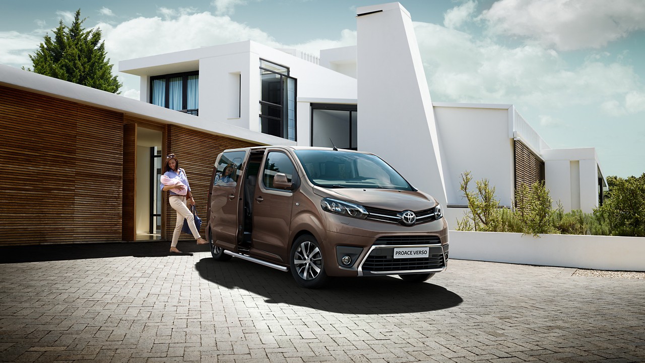 Toyota Proace Verso Familienvan geparkt vor einem Haus